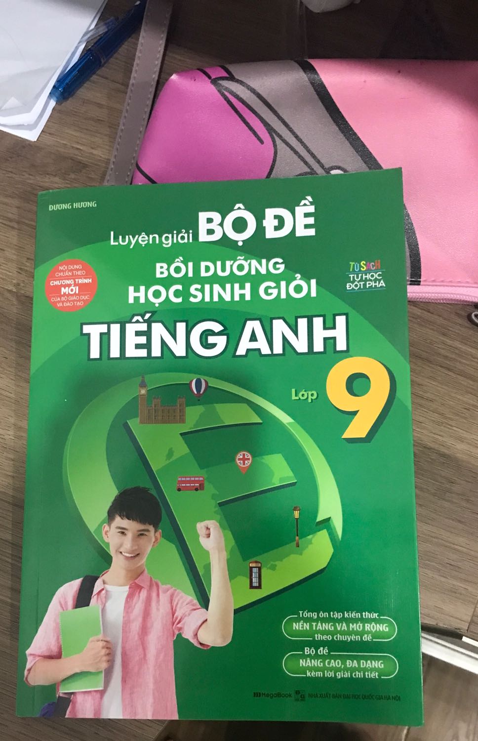 Sách trình bày đẹp, giải thích dễ hiểu, có tạo sơ đồ cách sử dụng sách một cách tốt nhất
Nhưng bài tập trong sách hơi ít. 
     Tuy nhiên, đối với các bạn có ý định mua cuốn sách này, đừng vì khuyết điểm nhỏ này mà không muốn mua nó, cuốn sách này có chất lượng rất tốt!!