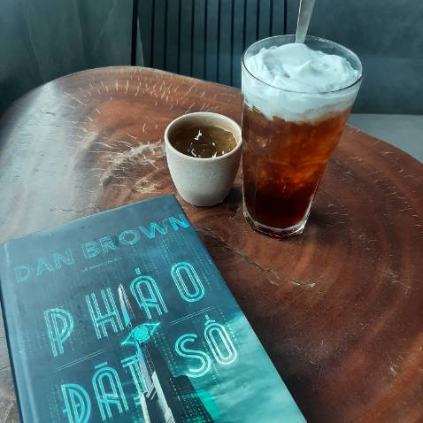 Thiết kế bìa: bìa cứng, thiết kế màu sắc ấn tượng, đẹp, trưng trên tủ rất đẹp
Chất liệu giấy: giấy dày, xịn
In ấn: rõ nét
Nội dung: cốt truyện lôi cuốn, hấp dẫn, nhiều plot twist. Cung cấp nhiều kiến thức cơ bản về địa danh, các kiến thức về mật mã,...
Rất đáng tiền