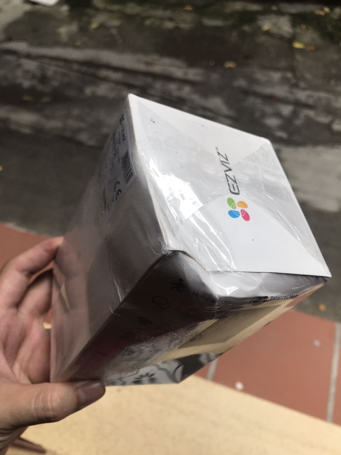 Chưa bao giờ mua hàng điện tử trên tiki gặp phải trường hợp shop đóng gói hàng kém như này. Bao bì bọc đúng miếng nilon đen bên ngoài, cũng không thèm ghi hàng dễ vỡ hay gì cả. Đến khi nhận hàng thì hộp móp méo. Đã sử dụng sản phẩm ezviz đến 14 chiếc ở nhà rồi nên tin tưởng tiếp tục mua. Và cũng chưa bao giờ thấy dây sạc camera của ezviz lại buộc kiểu này trong khi trước giờ ezviz đều sử dụng dây chun trắng để buộc dây sạc. Đúng mua 1 lần với shop này không bao giờ có lần thứ hai.