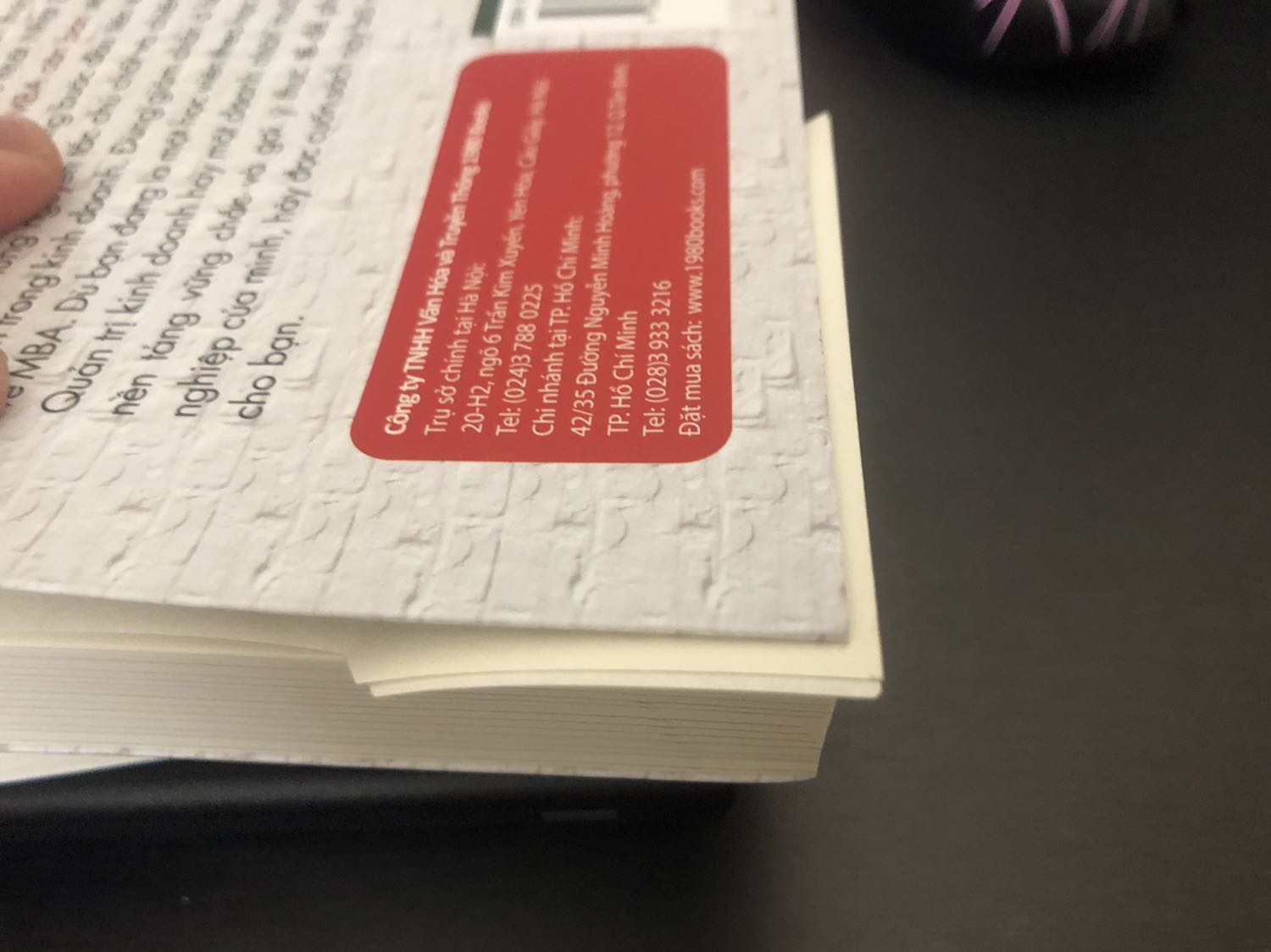 Sách hơi bị nhăn chút lỗi dư giấy nhưng đỡ tróc hơn cuốn kiaa