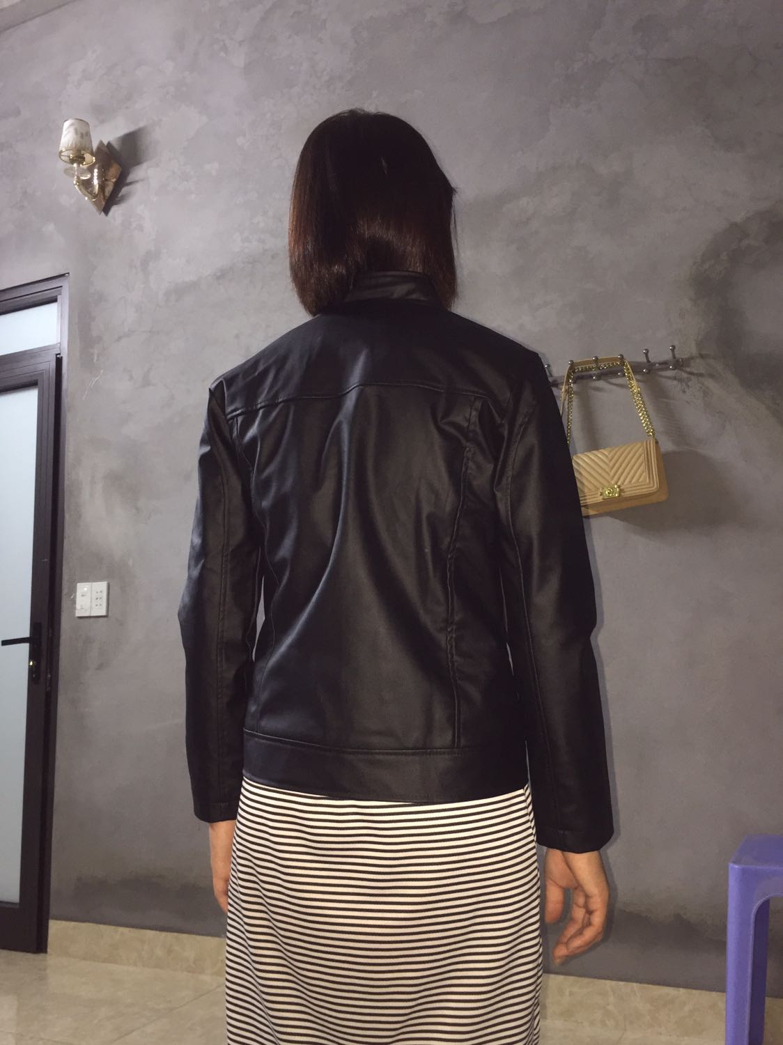 Chất liệu da sấu kém chất lượng , áo rộng phần lưng trật phần tay và thân trước , kiểu áo sấu so với trên hình