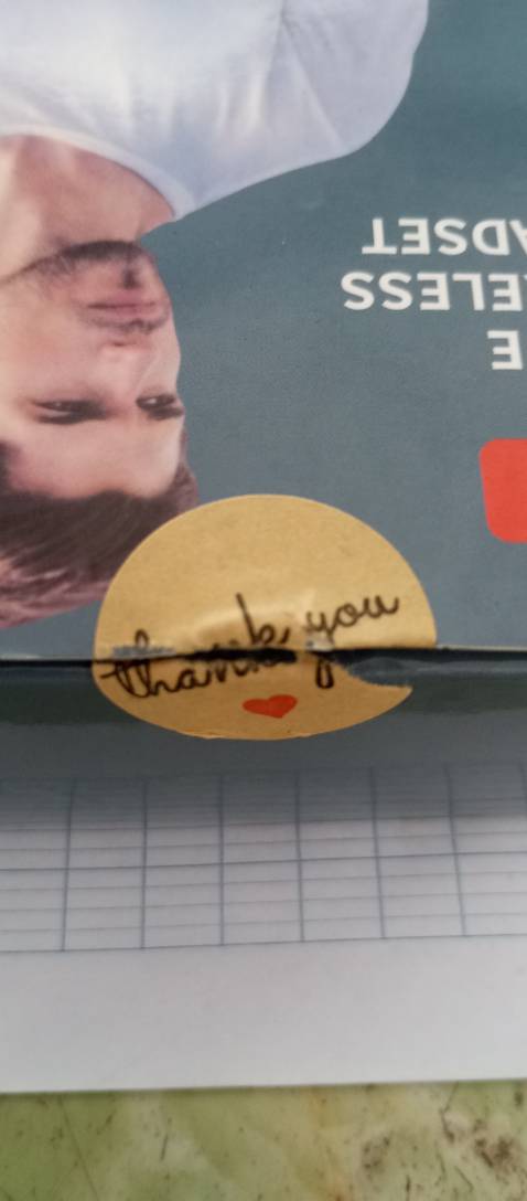 Mới nhận tai nghe xong, sản phẩm có đầy đủ như miêu tả, cảm ơn bạn nào đã gói hàng nhé, rất cẩn thận  👍