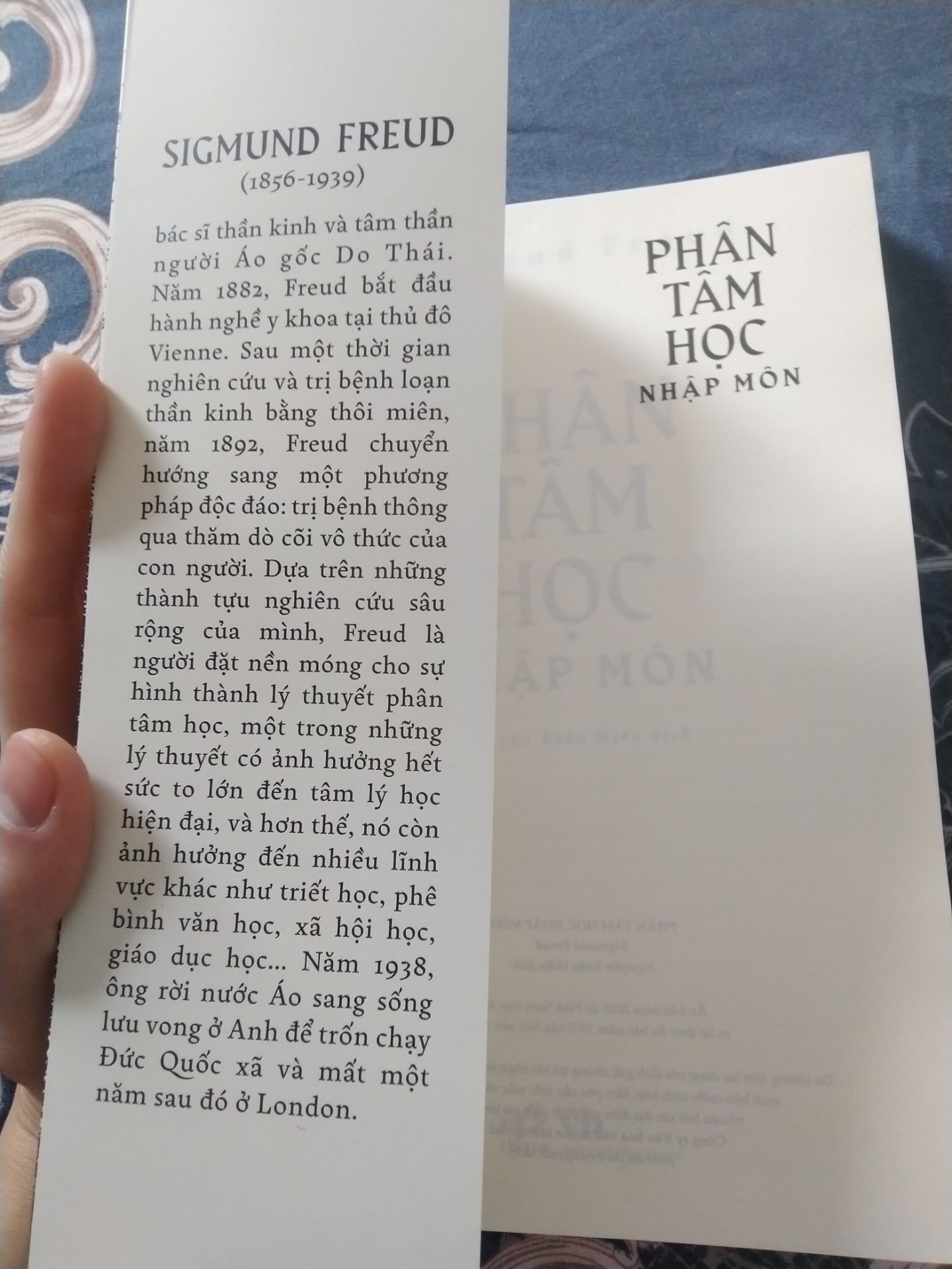 Phương ngữ dùng có hơi kỳ. 1 câu mà tới 3 từ "bịnh", đọc muốn bệnh luôn ấy mn =))) Sẽ có những từ sai sai khi tác giả dịch. Về cơ bản, chị mình học Tâm lý nên đọc có thể hiểu ý dựa trên các từ chuyên ngành đã học. Còn người ngoài ngành thì sẽ khó hiểu hơn 1 chút, hoặc sẽ hơi mông lung. Tiếc Tiki k có bookcare cho sách :(