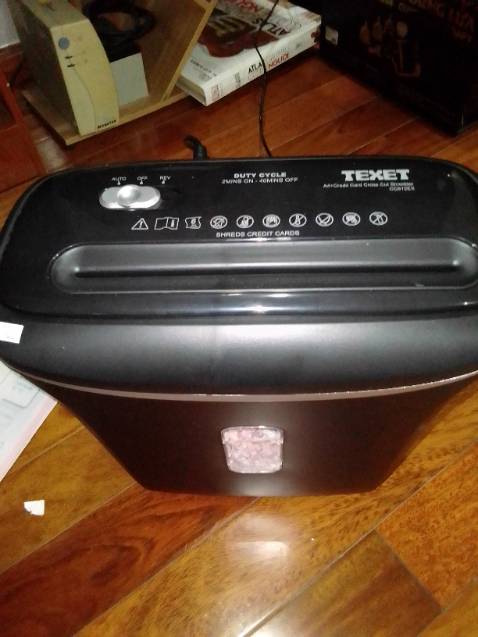 Hủy giấy ổn, phải vuốt giấy thẳng 1 tí, hủy giấy A3 cũng đk mà hơi chậm, mức giá này xài vậy là được, khi hủy nhớ xé phần kim bấm nếu có.