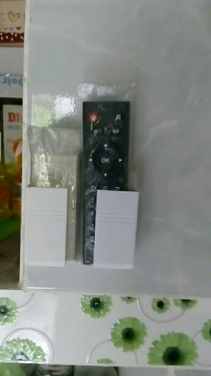 keo dán vào chắc lắm. có 2 cái lỗ cho a muốn đóng hoặc treo nữa, tiên nghi, đẹp