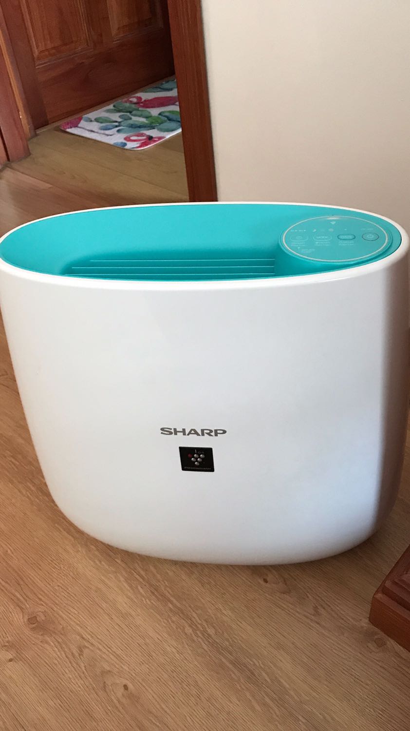 Canh mua em này phải 1 tháng,đọc hết bình luận của người mua trước mới quyết định tậu em ý về,quả là không làm mình phải thất vọng,máy xịn sò so với tầm giá,thương hiệu Sharp lớn rồi,có cảm nhận khi bật máy hoạt động êm,có 3 chế độ phù hợp với ngày,đêm,có tạo ion có sách hướng dẫn TV dễ hiểu.Hàng made in ThaiLan khá hài lòng.
Buổi ngày cảm nhận lọc không rõ như ban đêm,đêm đến khi bật máy lên cảm nhận không khí trong lành mát mẻ lắm dù mình ở chung cư lầu 8 khu mình ở khá nhiều cây xanh mà vẫn cảm nhận được.Như từ SG về quê ngủ vậy,hihi
Nhà có con nít dù ở trệt hay chung cư lầu cao cao thì cũng nên mua 1 em bỏ phòng ngủ.Rất xứng đáng đồng tiền luôn.