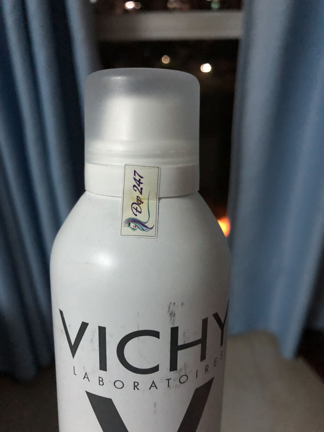 Lần này khá thất vọng với Tiki, chai xịt khoáng không có tem niêm phong chống hàng giả của Vichy mà chỉ có tem của nhà cung cấp Đẹp 247, vỏ chai thì khá cũ, trầy xước, tem thông tin sản phẩm thì cũng không phải của Vichy luôn. Dù là nhà cung cấp thì cũng phải cung cấp hành chính hãng của Vichy chứ đằng này nhìn rất giống hàng giả. Mình có chai Vichy chính hãng đang sử dụng nên có thể so sánh được. Đề nghị Tiki cho trả lại đơn hàng này, tin tưởng nên mới mua ở Tiki mà giờ nhận hàng vậy sao dám xài!!