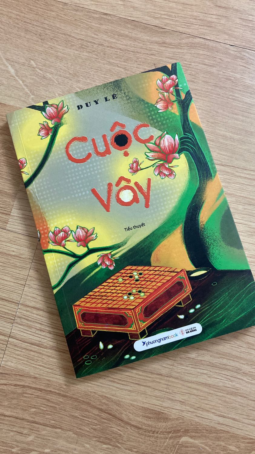 Cuộc vây với tôi là một tác phẩm vừa lạ mà không phải lạ. Một câu chuyện tình nhuốm màu lịch sử được kể lại bằng thứ văn chương đẹp, hiện đại và tinh tế, lối ngắt nhip cùng văn phong gãy gọn, những dấu câu được đặt với dụng ý riêng đã cuốn hút tôi ngay từ những dòng đầu tiên. Nhịp điệu của những nhà hải hành dần dẫn dắt ta vào một câu chuyện lịch sử, câu chuyện này không có nhiều tình tiết gay cấn, không có cao trào song tình cảm như mờ ảo trong sương lại thực sự rất đỗi dịu dàng, tha thiết.