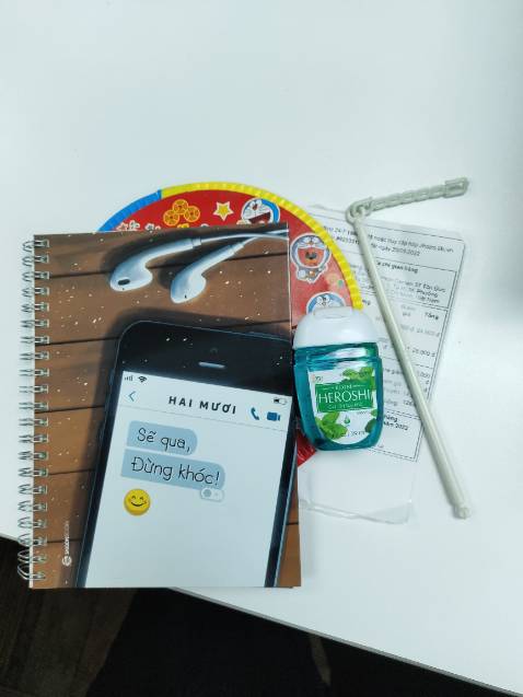 Mình đọc review sách hay trên kênh Vui Lên mà nhân dịp Sài Gòn Books đang khuyến mãi sâu nên vớt ngay. Cuốn sách được viết bởi bác David Attenborough đã 95 tuổi và là người mình theo dõi từ kênh Earth Planet, các chương trình series film trên kênh này của bác rất sâu sắc nên cuốn sách này thực sự thú vị, các bạn nên tìm mua nhé. Cảm ơn SGB và Tiki giảm giá nhiều cho một sản phẩm trí tuệ lớn thế này để mình được tiếp cận. Mình mua còn nhận được quà khuyến mãi trung thu từ Sài Gòn Books nữa, rất là vui ạ.