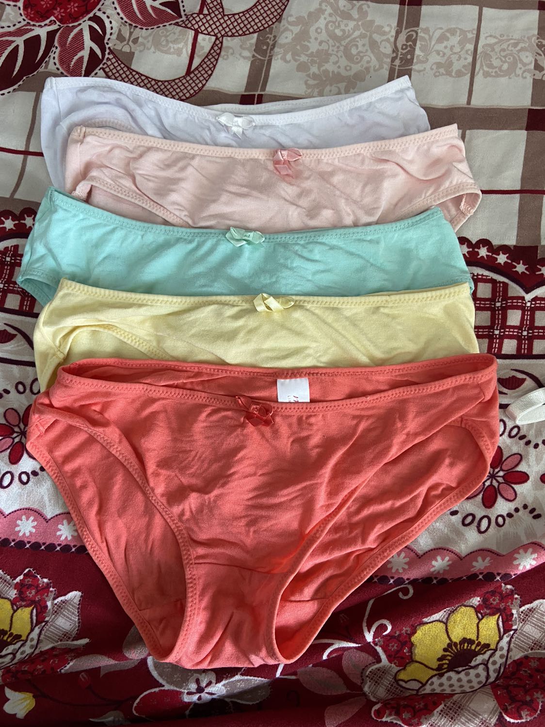 Hàng nhận y như hình quảng cáo. Màu sắc toàn những màu yêu thích. Chất vải mát, size chuẩn. Sản phẩm đáng mua nha mọi người