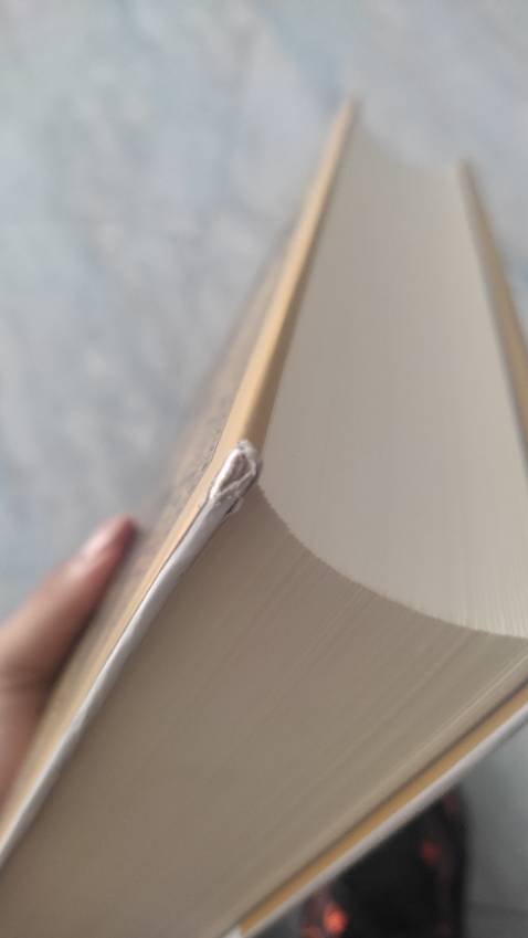 Sách bị lỗi nặng. 2 góc trên bị cấn quặp vào trong góc dưới sách bị rách. Mong muốn đổi trả hàng