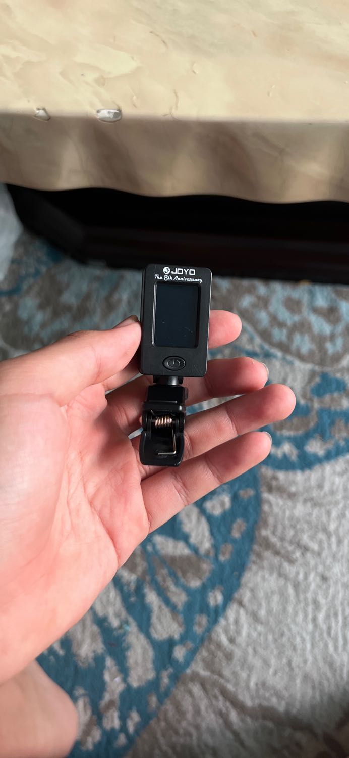 Đặt xapo mà nó giao cái tuner. Ức chế thật sự. Ở trên ghi capo, lúc giao thì lại giao tuner