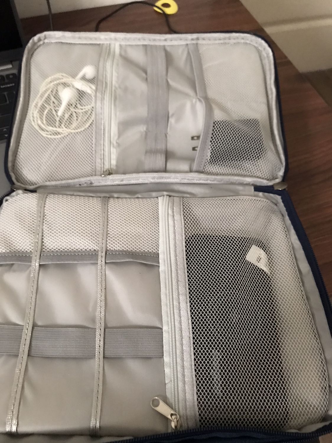 Sản phẩm đúng như mô tả, rộng rãi đựng được nhiều phụ kiện