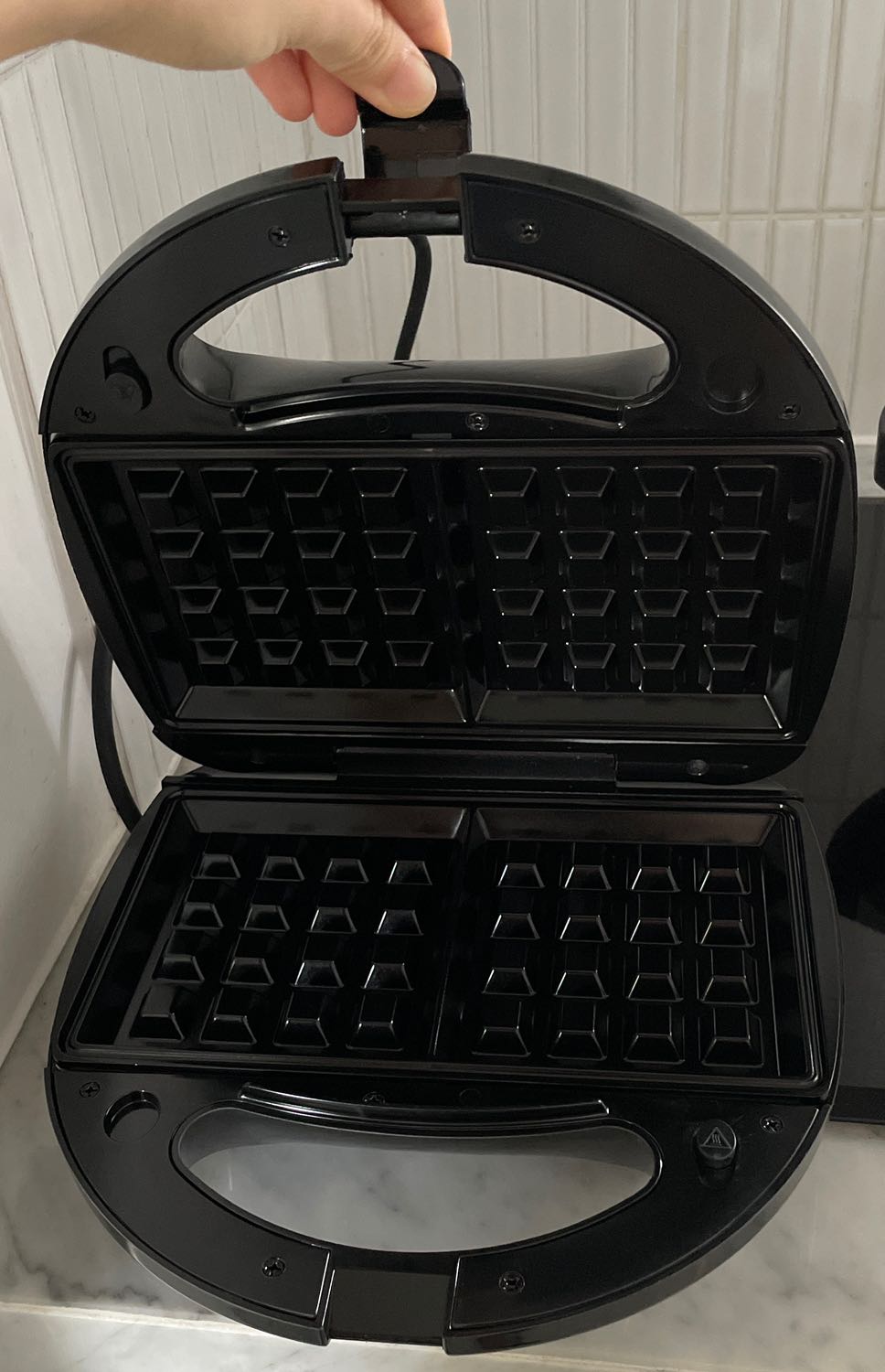 Mình thấy mấy tiệm bán hotdog ngoài đường hầu hết đều xài dòng máy này, nên nghĩ sẽ khá bền và nướng đều bánh.

Mua về các bạn khoan hãy nướng ngay, mà cắm điện vào 5-10 phút, máy sẽ hơi xì khói nhẹ và có mùi khét, có lẽ dây cao su bên trong lần đầu tiên được tiếp xúc nhiệt nên gây ra tình trạng này. Sau đó rút dây điện 5 phút cho máy nghỉ rồi lại tiếp tục làm như trên thêm 1 lần nữa là sẽ hết hiện tượng khét và xì khói.