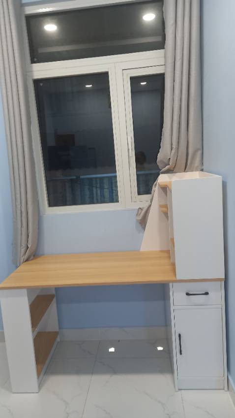 Bàn đẹp, chắc chắn. Hai bạn nhân viên lắp đặt nhanh, nhiệt tình. Làm xong dọn,lau chùi sạch luôn.