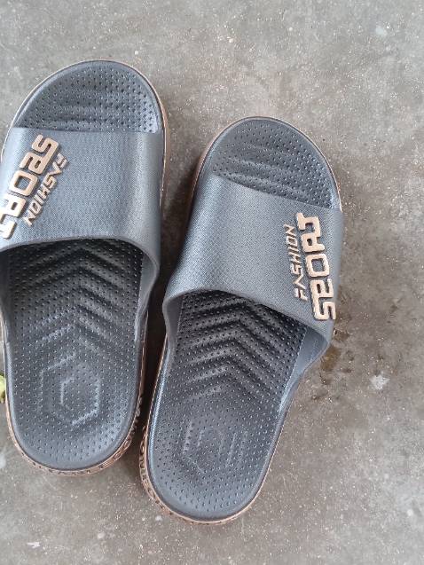 Dép bền tốt, làm bằng cao su mang vào rất êm, mặc dù ship hơi lâu nhưng như vậy khá tốt, cảm ơn shop nha.