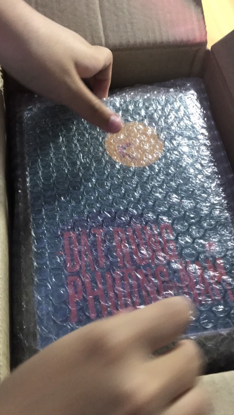 Khi mới nhận hàng, thùng có bị móp một tí. Nhưng sách bên trong vẫn trong tình trạng tốt và được bọc kỹ. Tuy sách có hơi bụi một tí nhưng phủi một tí là ổn rồi. 
Bìa sách rất xinh và chất lượng sách thì rất ổn áp. 
Sách được giao tới đúng hẹn và anh shipper rất thân thiện.
