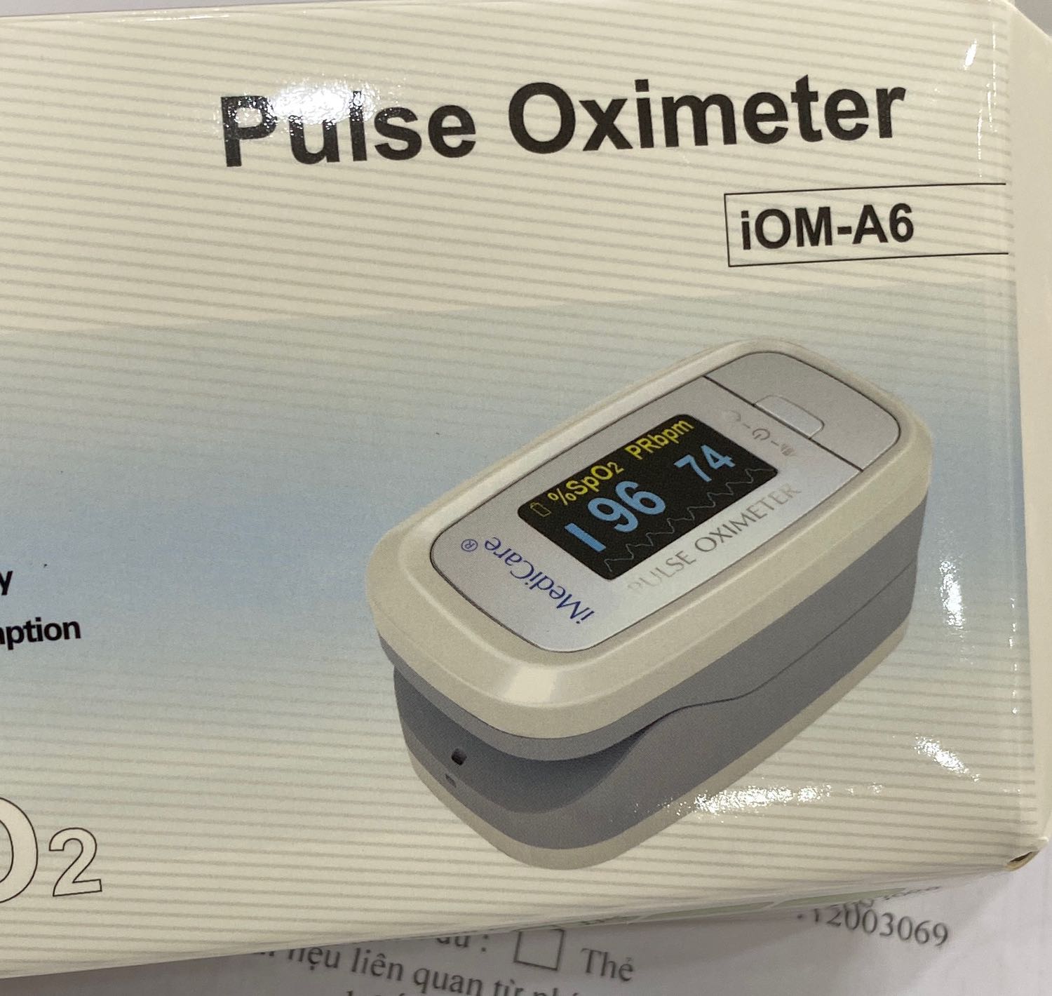 Máy giao nhanh, giao diện dễ sử dụng. Có phiếu bảo hành. Tuy nhiên, máy ko được giống với hình ảnh minh họa của vỏ hộp. Cụ thể bên hình minh họa có ghi tên của hãng, còn thực tế thì ko có tên hãng, màu của máy thực tế là màu đen còn hình mình họa màu trắng.