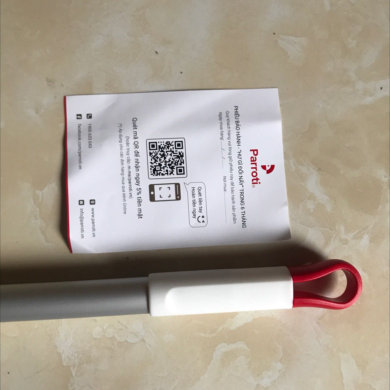 Đây là lần 2 mình mua cây lau nhà này rồi, chắc chăn, chất liệu thấy xịn xò nha nhám nhám xịn tuy là màu trắng nhưng ko bám bẩn, được tặng thêm 1 miếng lau nữa, đang có chương trình hoàn tiền 5% nên càng rẻ hơn, nhưng hơi tiếc là cái logo trên cây lau nhà thì không được in trực tiếp mà dùng dcan trong để dán, mới đầu mình tưởng là hàng ko ok, nhưng khi check mã qr thì đường dẫn chạy về *** của hãng nên cũng yên tâm, trên đầu thì có móc treo có thể xoay 360o tiện nha, nên mua sp