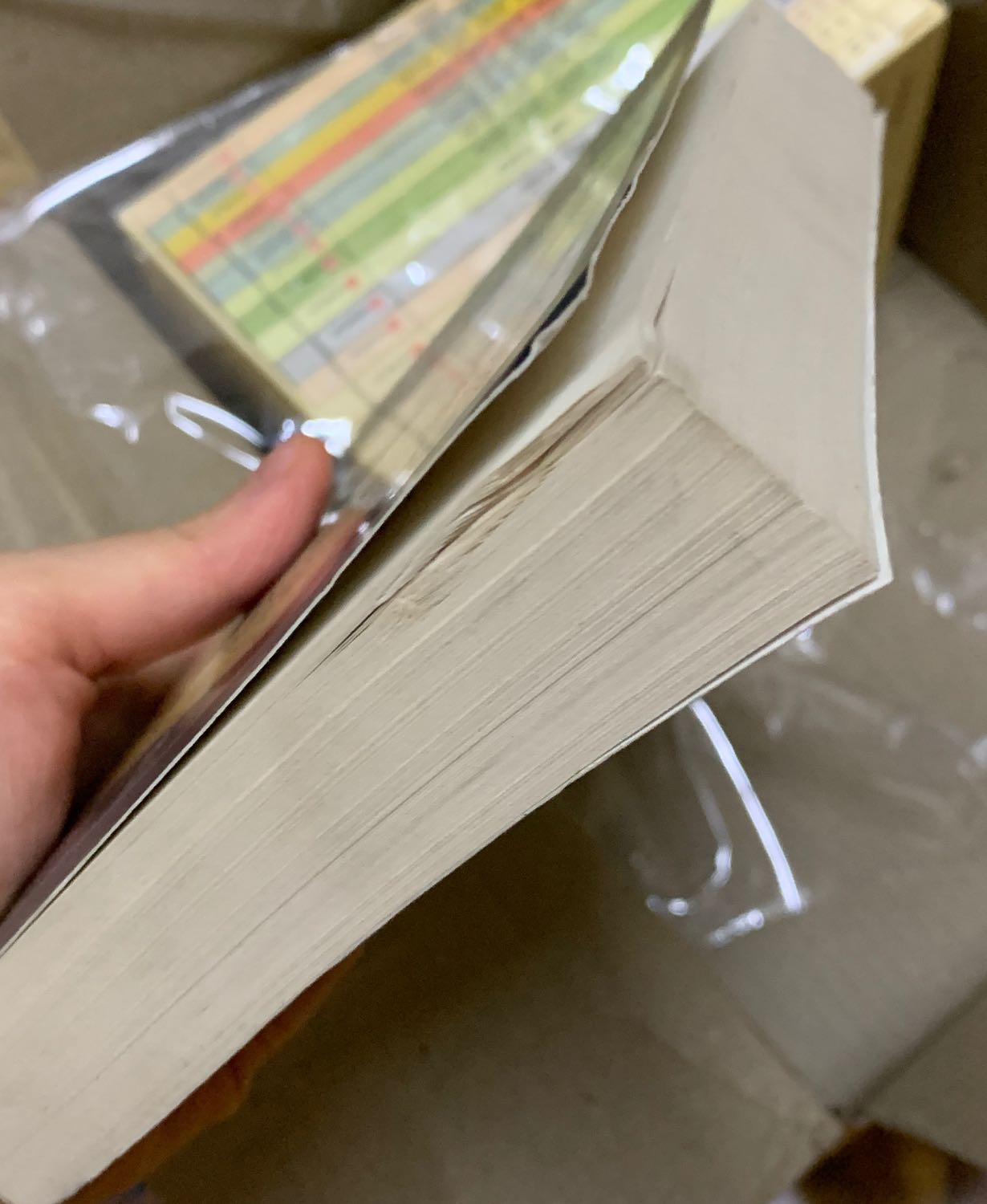 Bìa sách bị quăn và các trang sách bị dập nát