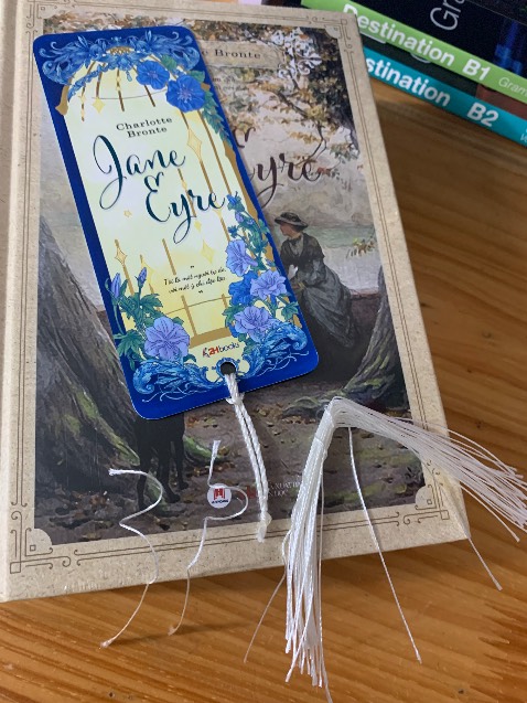 sách đẹp cứng cáp lắm nhưng mình nhận phần gáy bị móp, bookmark kèm theo đẹp lắm nhưng phần dây buộc khá sơ sài nên mình đụng là tuột hết dây ra luôn, mò mãi mới gắn lại được nên trông hơi lem (hình 3), mong bên Huy Hoàng sẽ coi lại cái bookmark của cuốn ạ, còn sách móp thì chắc do bên vận chuyển 🥲mình rất thích sách bên HH, đã ủng hộ nhiều lần nhưng đợt này chất lượng không tốt lắm