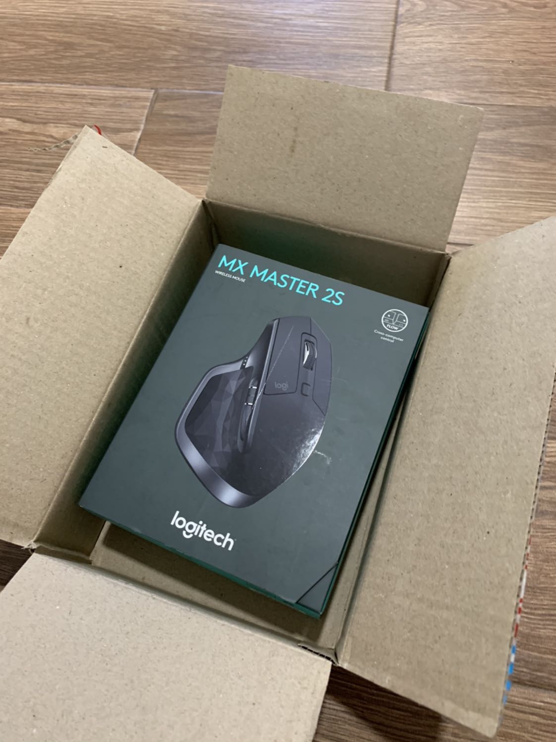 Đóng gói cẩn thận, giao hàng nhanh cấp kỳ, chất lượng chuẩn hàng chính hãng, giá tốt. Dùng thử sau 3 ngày thì thấy kết nối tốt, dùng rất tiện khi mình xài cùng lúc với Macbook Air, Ipad và Iphone, chỉ cần thao tác đơn giản với nút chuyển. Điểm trừ là hơi to và nút cuộn chưa thực sự đã lắm.