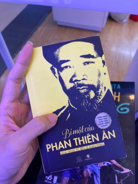 Cuốn sách nhỏ nhỏ xinh xinh chứa đựng những triết lí đc đúc kết lại. Đây là cuốn phóng tác lại từ cuốn “Người bán hàng vĩ đại nhất TG” nên ai thích ngắn gọn xúc tích bỏ túi đem theo người thì mua cuốn này 😗 ai thích đọc chiêm nghiệm kĩ hơn thì mua cuốn kia nha :)))