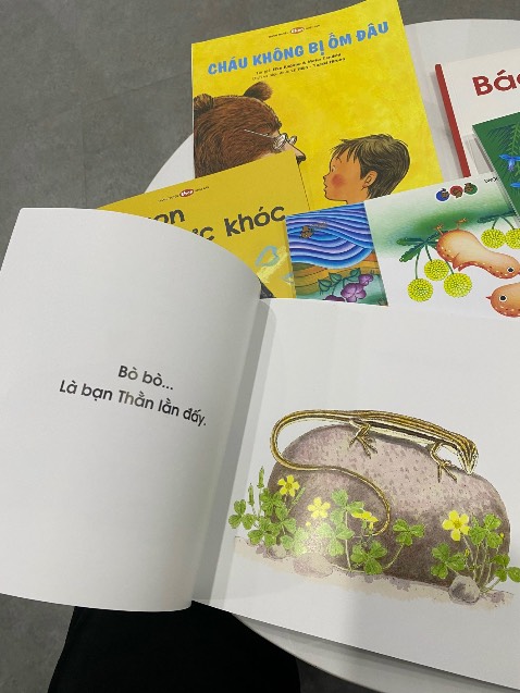 Nhà mình đã có cũng nhiều sách của ehon rồi đấy nhưng sách của shop lúc nào cũng có nét độc đáo nhất, bé rất phối hợp với mình để nghe mình đọc.