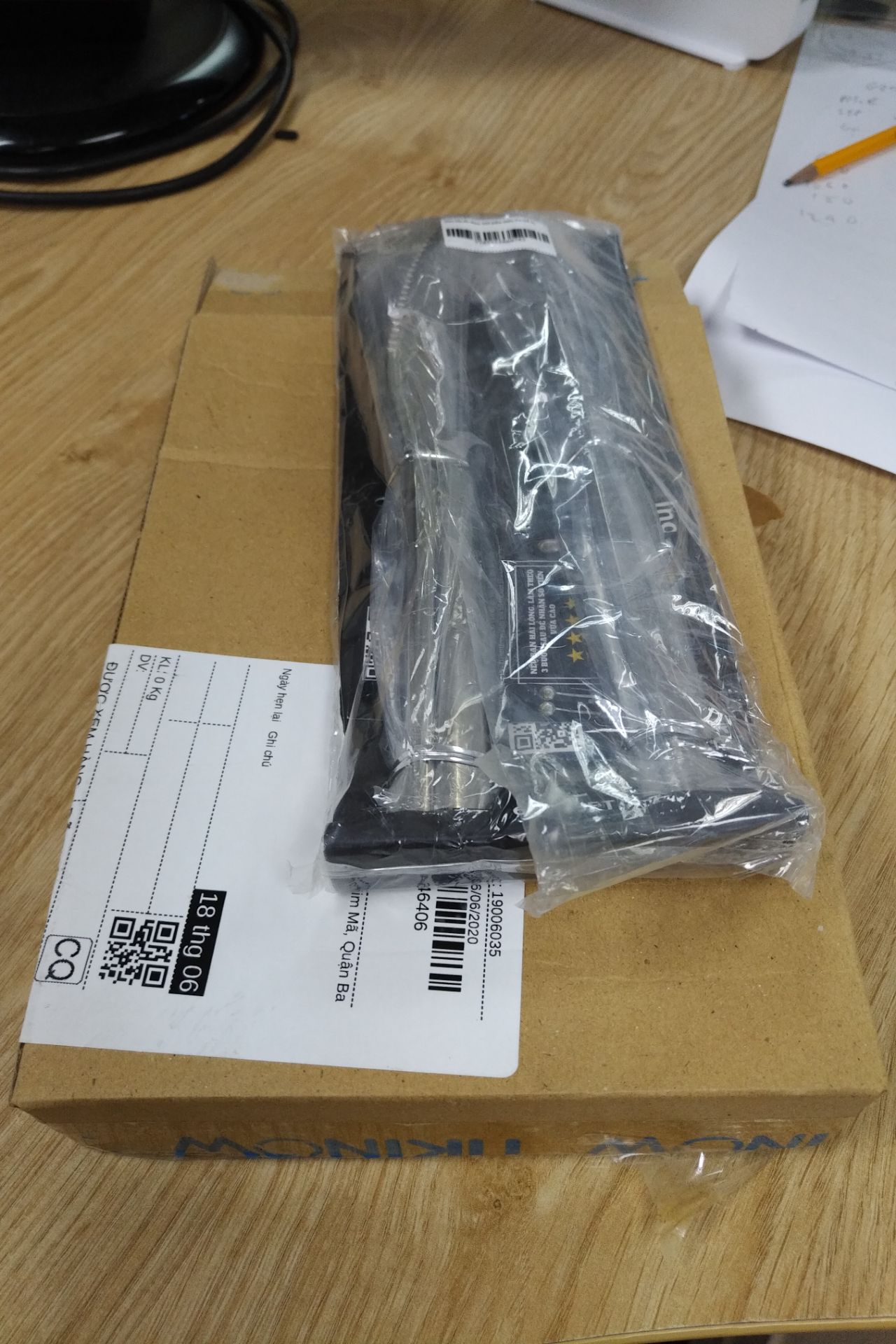 giao hàng sớm 1 ngày so với dự kiến. đóng gói rất cẩn thận, dao sắc và hoàn thiện rất đẹp