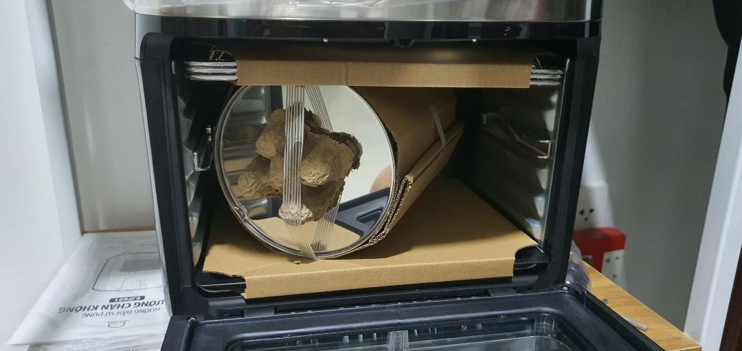 Điểm cộng cho cách đóng gói ( 2 lớp thùng)
Phần lồng nướng rang đậu phộng cực kỳ ổn. 700g 25 phút với nhiệt đôt 200° cho lần đầu khởi động lò. Lần thứ 2 giảm nhiệt độ còn 180° và rang trong 20 phút.
Vỉ trong lò có vẻ hơi rộng nên khi đóng cửa cảm giác bị vướng phần viền vỉ ngay cửa lò.
Chảo tặng kèo chắc, không bị lỗi, không biến dạng. Tuy nhiên đóng gói sơ sài dễ gây móp nếu vận chuyển không cẩn thận.