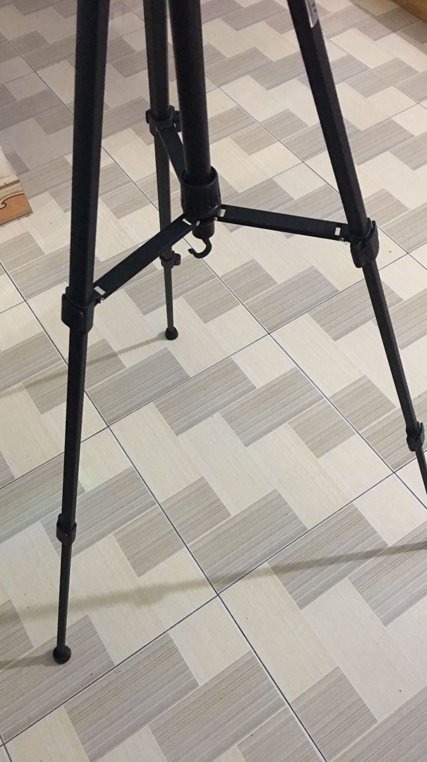 Tripod mua của shop lần này là lần thứ 2, vẫn chất lượng như lần trước. Vỏ hộp không mới nhưng tripod mới, khá cứng cáp.