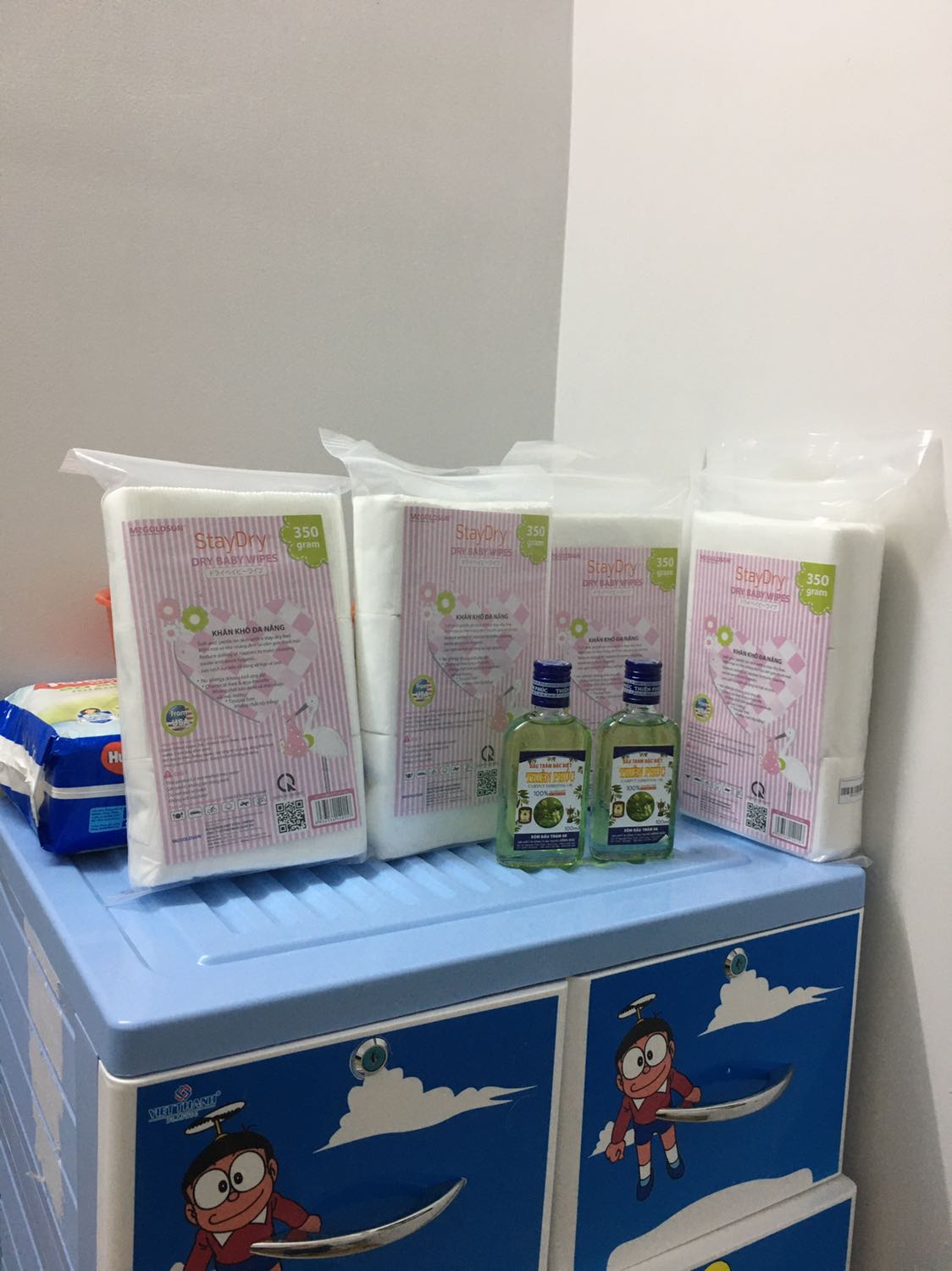 Giá rẻ hơn bên ngoài. Khăn to và dày sử dụng rất thích, nhúng nước ấm chùi *** cho bé rất tiện. Giao hàng nhanh, sản phẩm ko bị vấn đề gì.