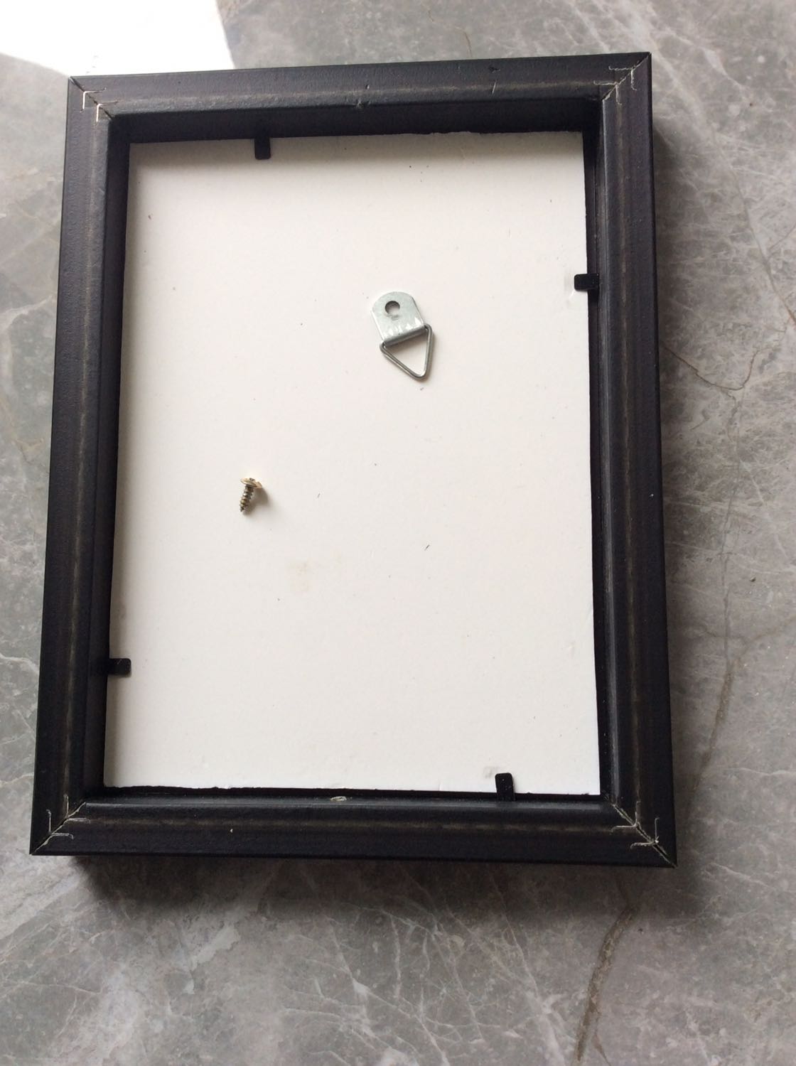 Tranh Ok, tuy nhiên 6 tranh thì có 1 tranh đinh gắn bị sút ra