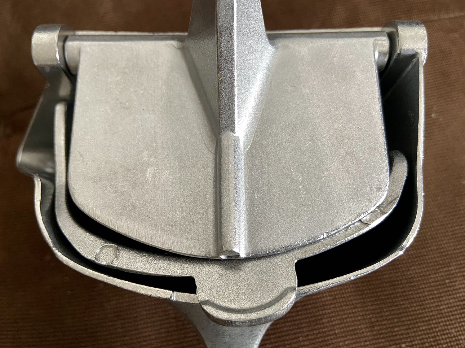 Thiết kế cồng kềnh, rườm rà và xấu xí. Chất liệu kim loại là một hỗn hợp nhiều tạp chất, thô sơ, chắc chắn không thể chứa thức ăn được.
Đặt miếng vĩ lọc nuớc trái cây bị lệch nên miếng ép trái cây không hoạt động được. Coi như quăng.
Đây là dụng cụ nhà bếp xấu xí và kém hiệu quả nhất Việt Nam thế giới. Không nên mua.