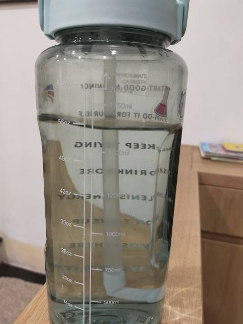 To, đẹp & chắc chắn  Lắp ống hút hơi khó & khách ko đc chọn sticker đi kèm