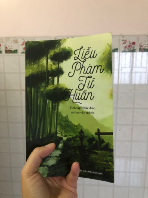 Cuốn sách này mình vừa đọc xong luôn, rất hay luôn á mn. Cuốn sách thực sự lần nữa đã nói với mình về việc số mạng do trời tạo, mình có thể thay đổi được nó bằng việc sám hối tội lỗi, năng làm việc thiện để thay đổi vận mạng. Nếu ai còn đang hoang mang về việc sám hối ntn, làm thiện ra sao thì đọc sách này sẽ rõ hơn. Sách dựa trên triết lý nhà Phật á.