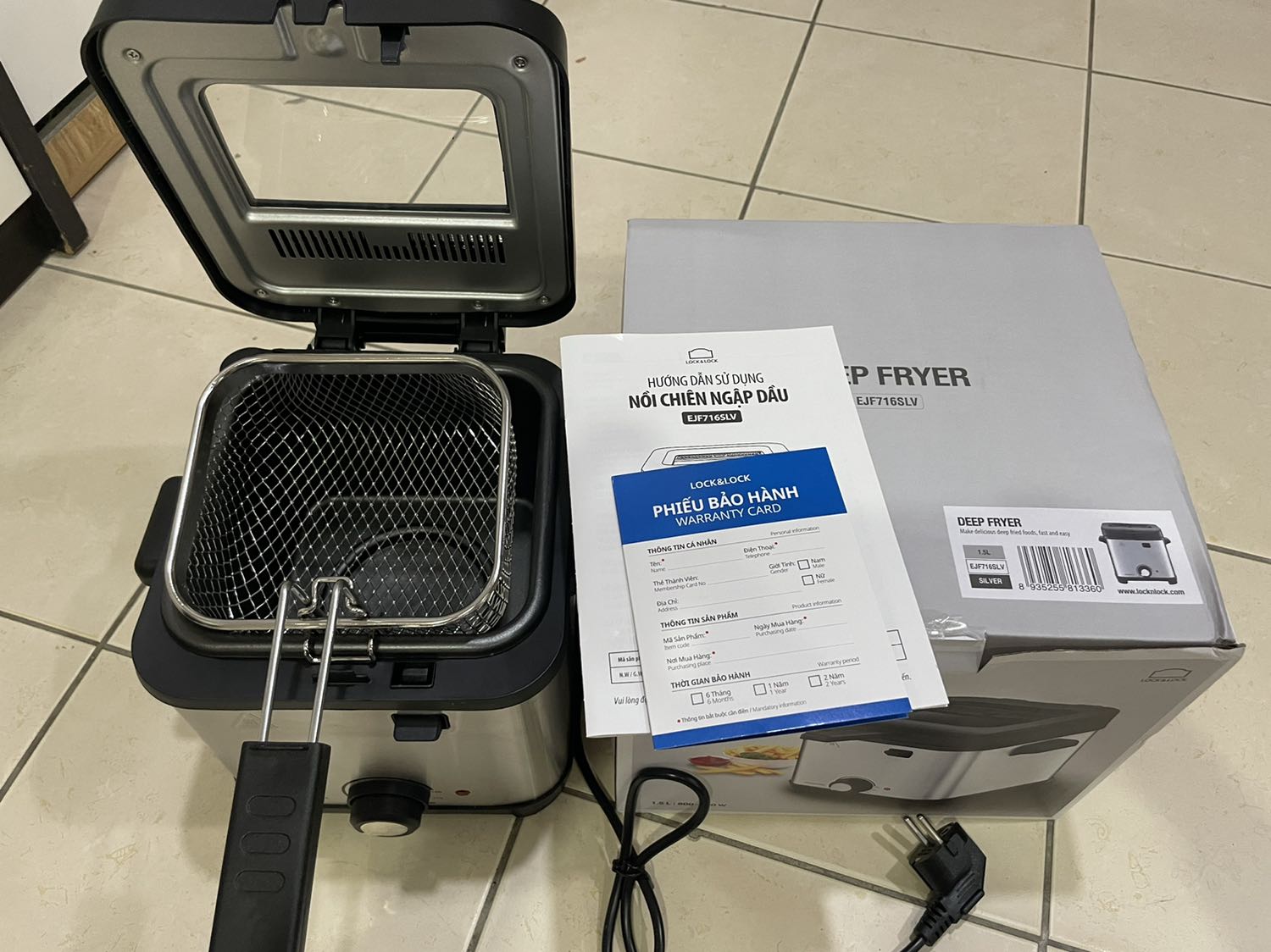 Nhỏ gọn, nhìn chắc chắn, đẹp. Nút điều chỉnh nhiệt độ hơi lỏng lẻo tạo cảm giác ko yên tâm. Vạch hiển thị nhiệt độ chỉ có 3 mức cao nhất, nên chia thêm để canh nhiệt cho chuẩn (hướng dẫn có chỉ cách canh mức 130) Mức dầu thấp nhất khoảng 1,3lít. Dầu đủ nhiệt đèn tắt (lưu ý nhé). Dù có lọc nhưng hơi dầu vẫn khá nhiều nên lưu ý vị trí đặt nồi. Vệ sinh phải cẩn thận và khá cầu kỳ. Kiểu dáng tầm giá và thương hiệu có thể bù đắp những cái chưa được.