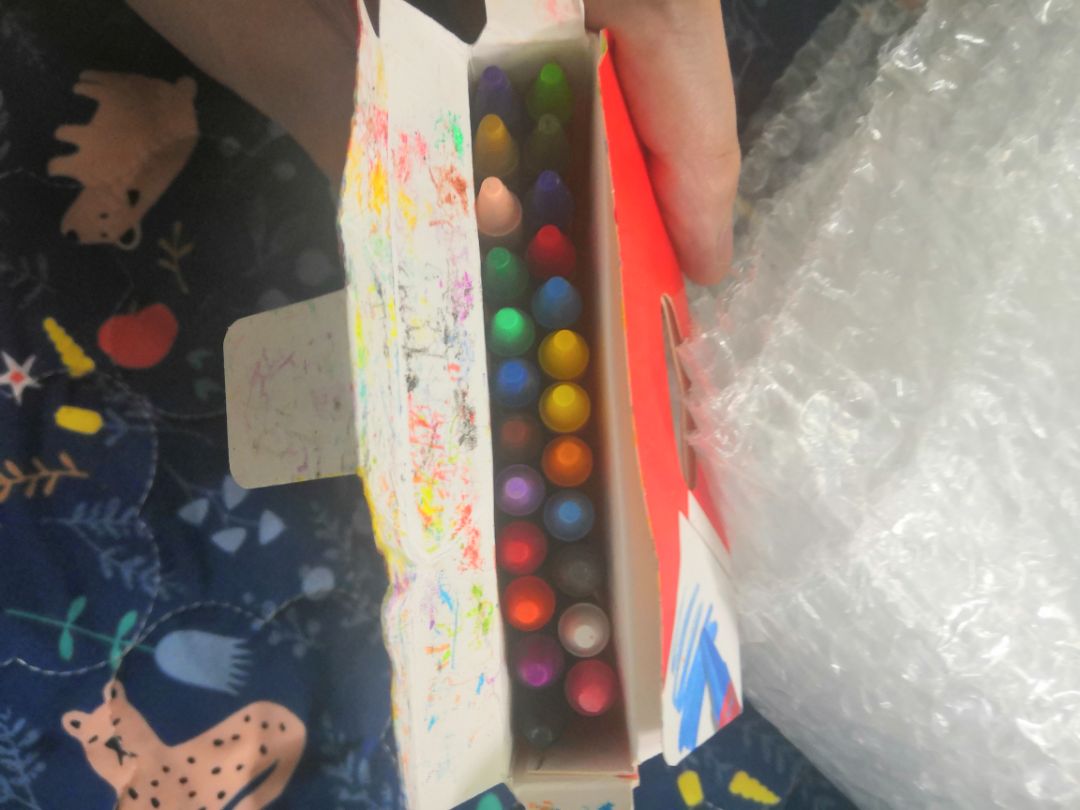 sản phẩm đúng như hình ảnh miêu tả, màu đẹp xịn lắm nha, hộp màu có hơi lộn xộn do vận chuyển 1 xíu nhưng bút vẫn oke không bị gãy gì cả