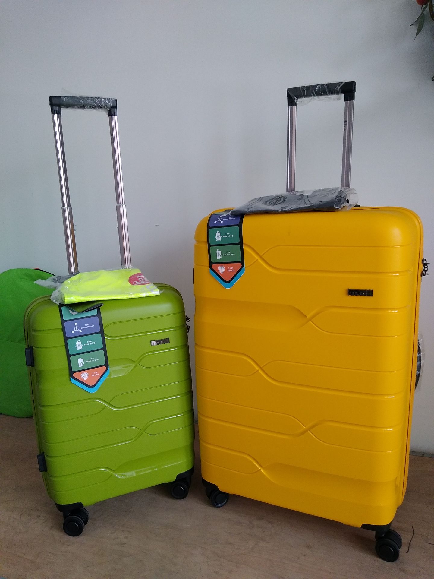 Vali màu green giao thực tế không được sáng như trong hình, vali màu vàng bị đốm dơ lau không sạch được chắc do nhựa bị lỗi nhưng người bán vẫn giao. Nói chung không hài lòng lắm!