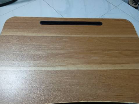 Bàn bị khuyết 1 bên, chân bàn còn yếu bị rung lắc nhiều