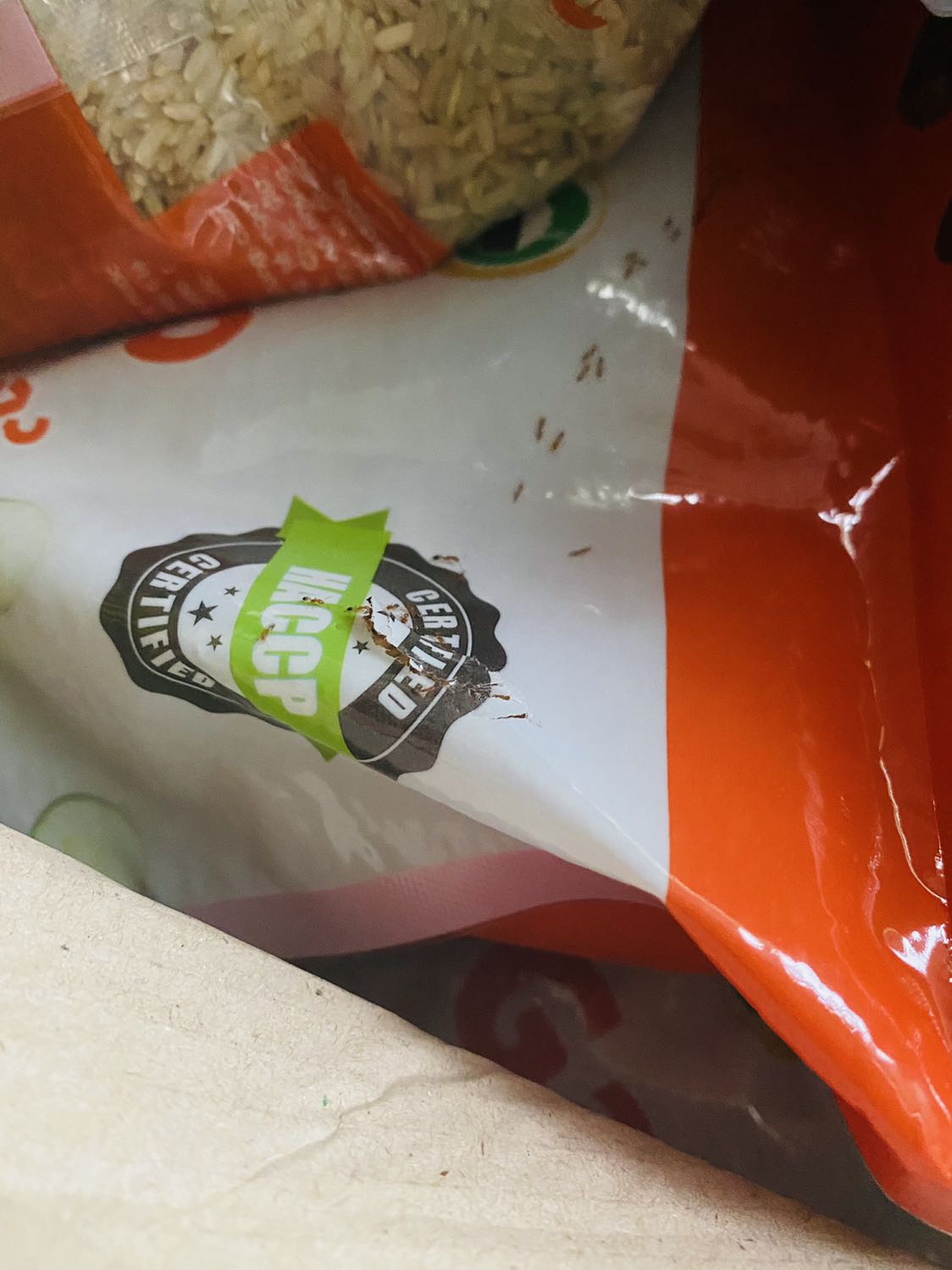 Đóng gói rách, nhàu nát, bung keo, bịch gạo rách và có nhiều kiến. Đề nghị đổi lại sản phẩm còn nguyên vẹn hoặc đến lấy lại và hoàn trả lại tiền. Gạo như này không sử dụng được. Quá tệ