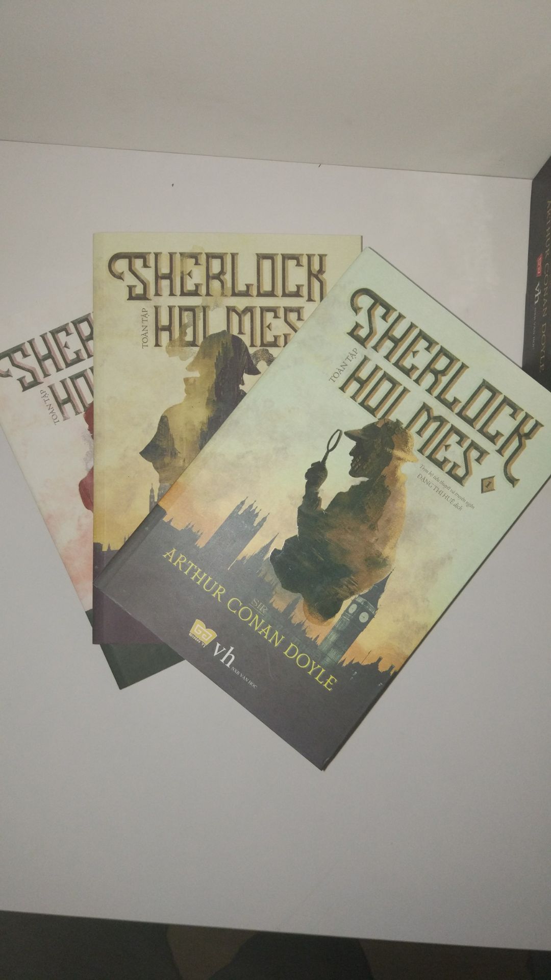 Sách của nxb VH, không phải của nxb PN. Theo như mình đọc thử mấy trang đầu thì sách của nxb PN dịch sát hơn.
Ưu điểm là giao nhanh (1 ngày), sách đẹp, giấy hơi vàng, chất lượng tốt, có hình minh họa "những hình nhân nhảy múa".
Nhược: Truyện sắp xếp không theo thứ tự. Sherlock Holmes trở về ở tập 2 trong khi vụ Holmes rơi xuống vực và biến mất (thung lũng khủng khiếp)  lại ở tập 3. Nếu ai đọc lần đầu thì sẽ nắm được bối cảnh truyện.