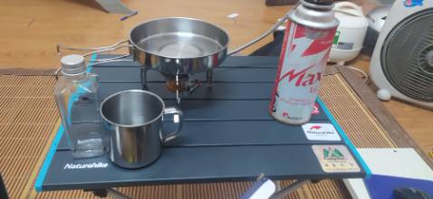 Bàn xịn và chắc chắn nhé, hơi nhỏ nhưng nếu ai chỉ cần cái bàn tư thế cao và nhỏ thì này ok.