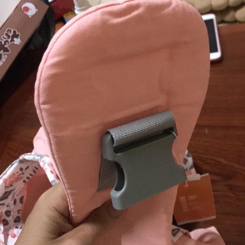 Địu vải khá chắc chắn. Chất vải thô nhẹ mềm thoáng mát độ bền cao. Giặt thì sẽ hơi nhăn. Tuy vậy so vs giá vẫn ok.