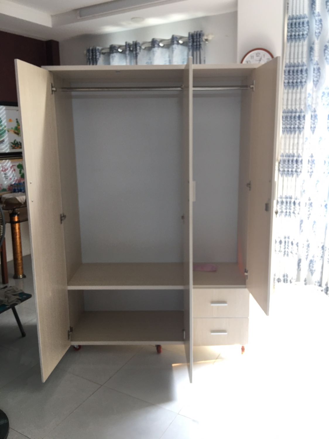 Tủ đẹp, giá hợp lý. Tủ mới nhiều mùi nhựa, lau chùi và mở cửa cho bay hết mùi rồi mới treo quần áo vô