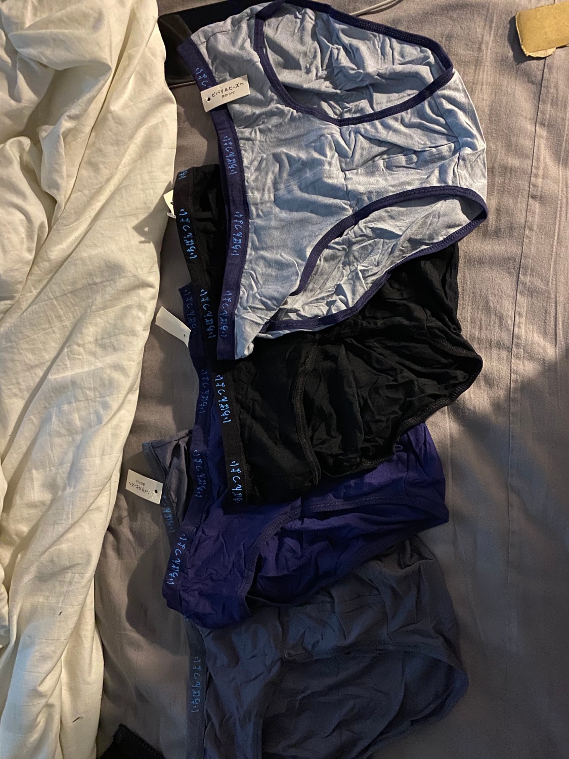 Hàng hóa không đúng như hình mô tả trên Tiki.  Yêu cầu có phương án liên hệ để xử lý hàng hóa