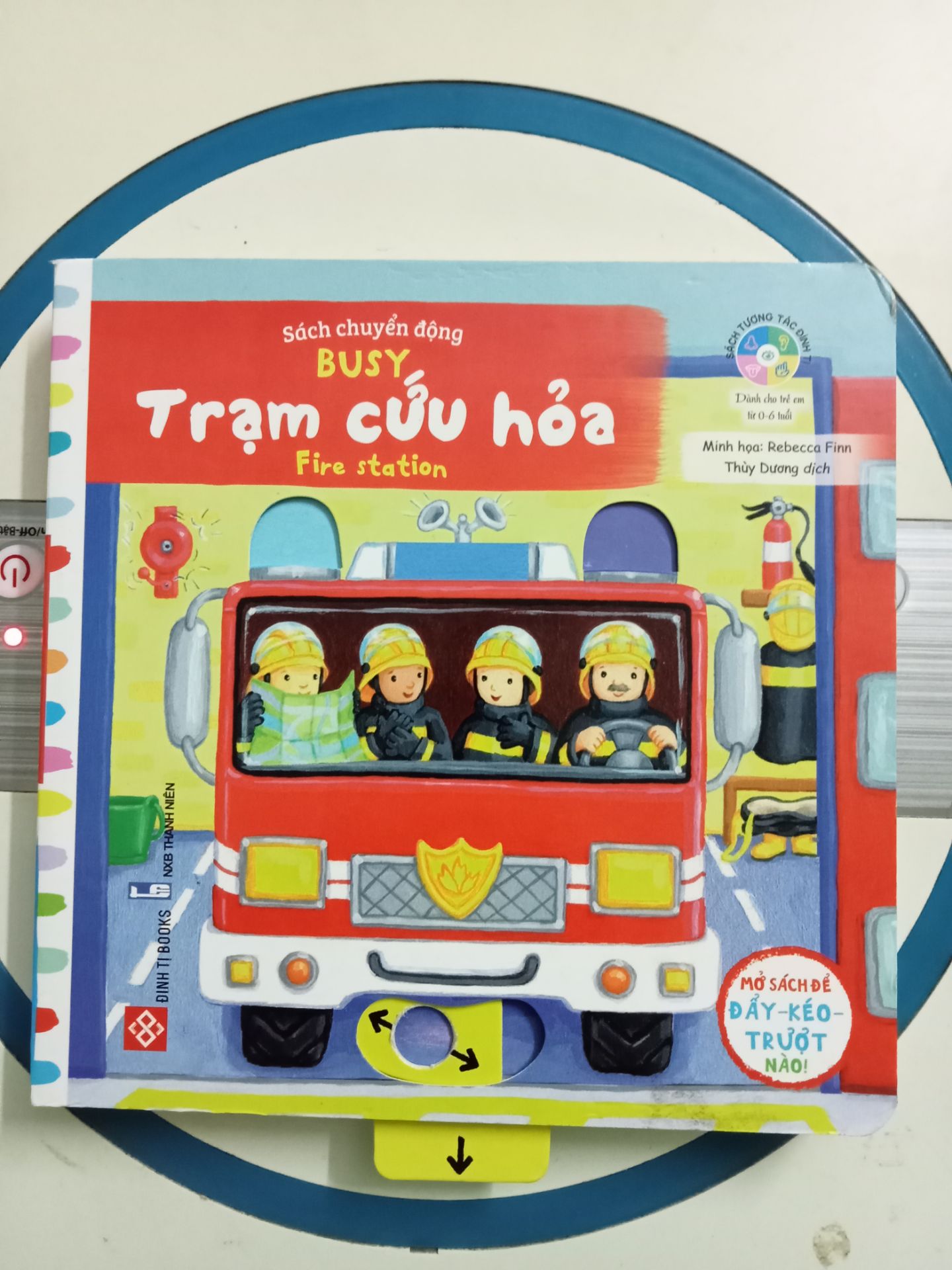 Tiki giao hàng rất nhanh đặt hôm trước hôm sau đã nhận được rồi. Đóng gói hàng cẩn thận. Nội dung đơn giản, dễ hiểu, theo mình phù hợp với bé khoảng 3-4 tuổi. Màu sắc, hoạ tiết bắt mắt các bé