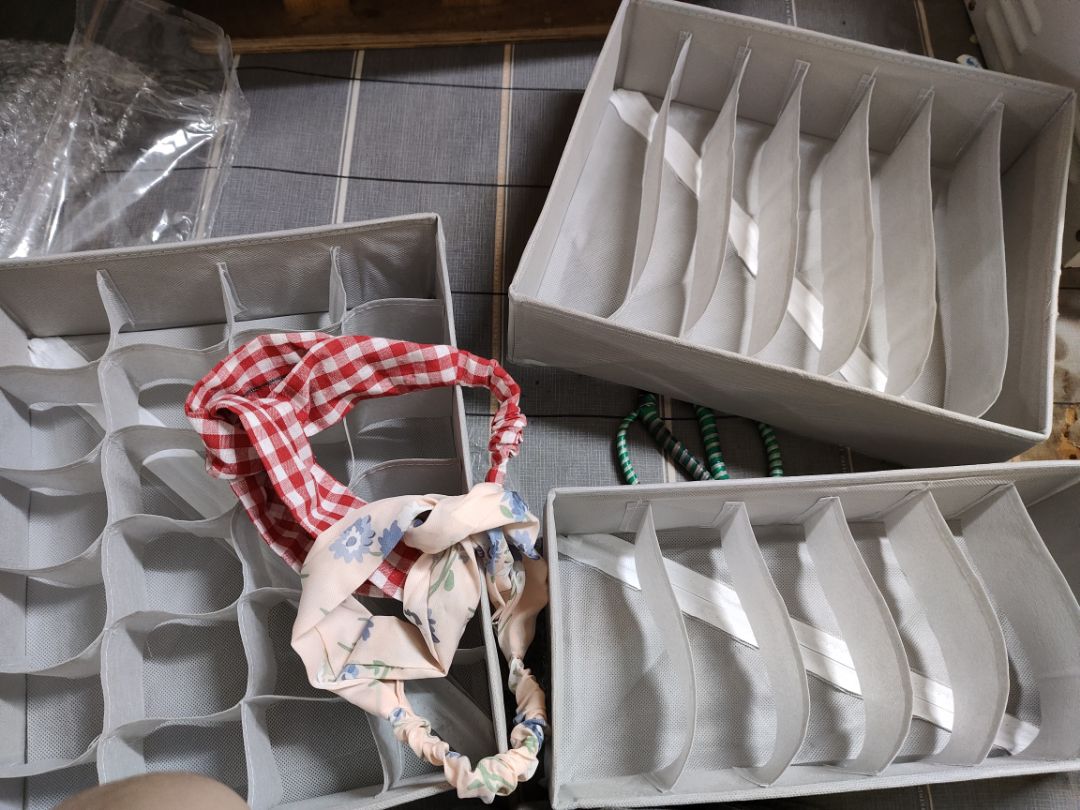 giao hàng gấp rất gọn, mình còn quên mất là mình mua cái gì =]]]] trông rất đẹp, form hoàn toàn như ảnh. mùi cũng k bị nhựa hay gì quá cả.