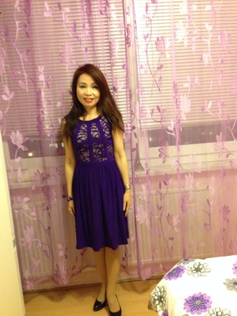 Sách được " máy bay "  tặng dù mình đã đọc sách này dạng ebook và nghe audio trên youtube . Tuy nhiên  trải nghiệm trên sách giấy vẫn khác biệt nhất định . Thực ra hồi ký chiến trường K hầu như mới ở tầm các bác chiến sỹ, trung đội trưởng trở xuống nên nó chưa có cái tầm chiến thuật . Duy có cuốn " đường vào Phnompenh " của Bùi Cát Vũ ở mức phó tư lệnh quân khu 7 nhưng khá sơ sài . 
Sách đóng gói cản thận , dạng hồi ký đọc cho biết , đọc xong 1 lần rồi cất đi.Mấy bài thơ kèm lẫn trong hồi ký thì nói thật không ngửi nổi . Văn phong giống hệt những cuốn hồi ký chiến trường K khác, có lẽ chung 1 nữ nhà văn chỉnh sửa biên tập trước khi xuất bản