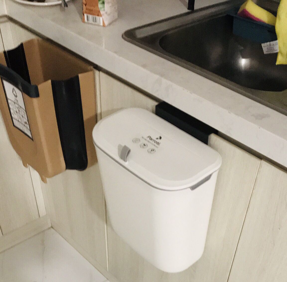 Thùng rác chất liệu tốt, kiểu dáng hiện đại, có nắp đậy sạch sẽ so cùng với thùng rác mình mua trước đây ko có nắp thì thiết kế này tiện lợi và gọn gàng hơn nhiều. Mua sales 10/10 nên được giá tốt, điểm trừ duy nhất là giao hàng lâu hơn dự kiến gần 1 tuần!